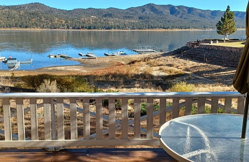 Patton Cabin | Chris Cozy Lakefront home
