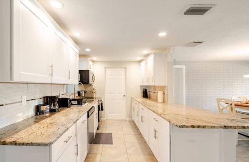 Sarasota Springs House | ChristianBNB For Teams Groups & Leaders Sleeps 14