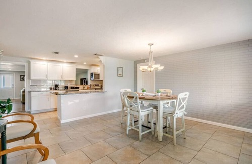 Sarasota Springs House | ChristianBNB For Teams Groups & Leaders Sleeps 14