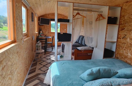 Saint-Bonnet-de-Four Bed & Breakfast | Christine Scuflaire