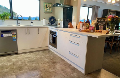 Hamurana House | Christmas ready Hamurana Lakeview Farmhouse Luxury Retreat 10 acre farm hot tub