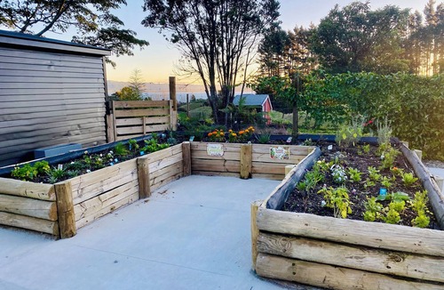 Hamurana House | Christmas ready Hamurana Lakeview Farmhouse Luxury Retreat 10 acre farm hot tub