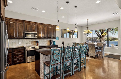 Kingsland House | Christopher II | Concieirge Services