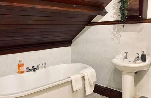 Cwm Frwd Oer Apartment | Church Heights by Flying Stays