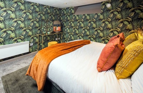 Horwich Apartment | Church Walk Summary: