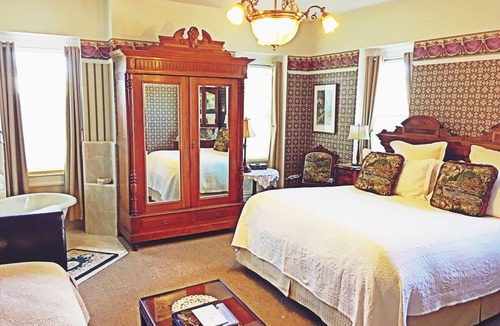 Napa Bed & Breakfast | Churchill Manor B&B