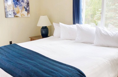 Hubbard Lake Bed & Breakfast | Churchill Pointe Inn