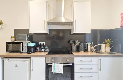 Skewen Apartment | Churchill Studio - 1 Bedroom Studio - Uplands