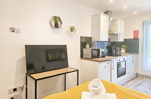 Skewen Apartment | Churchill Studio - 1 Bedroom Studio - Uplands