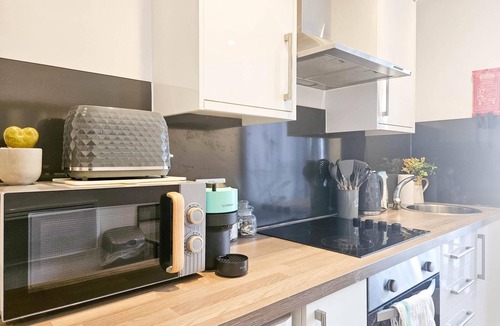 Skewen Apartment | Churchill Studio - 1 Bedroom Studio - Uplands