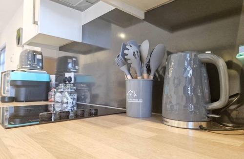 Skewen Apartment | Churchill Studio - 1 Bedroom Studio - Uplands