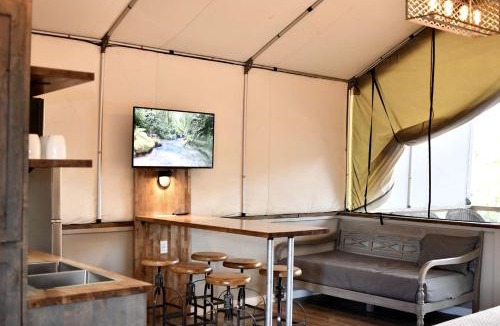 Sutherland Springs House | Cibolo Family Getaway: Waterfront Tented Cabin for a Glamping Holiday