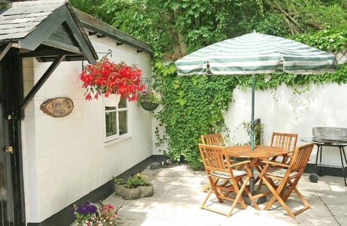Liskeard Cottage | CIDER COTTAGE, pet friendly, with pool in Looe