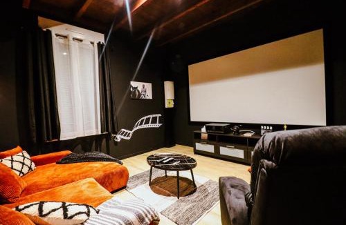 La Force Apartment | Cinéma privé - Movie Night Loft