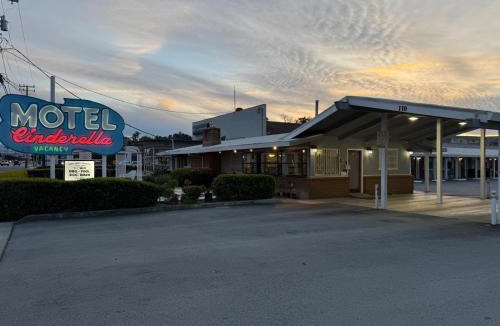 Hollister Hotel | Cinderella Motel