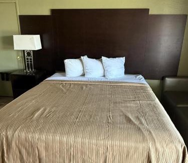 Hollister Hotel | Cinderella Motel