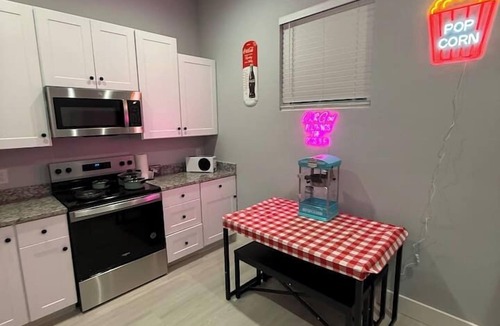 Fort Worth House | CinemaArcadeHome|Baby-Proofed|Sleeps7|Downtown