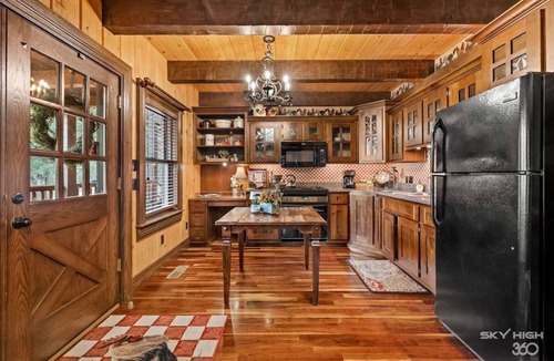Eureka Springs Cabin | Cinnamon Valley - The Barn