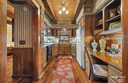 Eureka Springs Cabin | Cinnamon Valley - The Elk Lodge