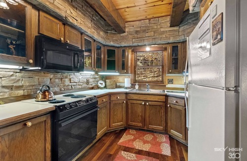 Eureka Springs Cabin | Cinnamon Valley - The Elk Lodge