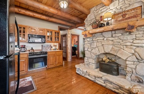 Eureka Springs Cabin | Cinnamon Valley - The Cattleman