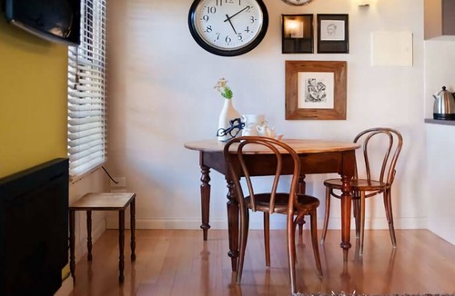 Daylesford Cottage | Circa Ruby Mint Daylesford ~ Town Centre!