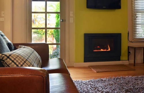 Daylesford Cottage | Circa Ruby Mint Daylesford ~ Town Centre!