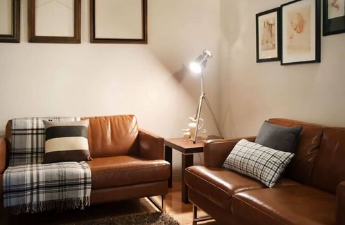 Daylesford Cottage | Circa Ruby Mint Daylesford ~ Town Centre!