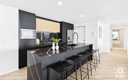 Surfers Paradise Apartment | Circle on Cavill By Vaun