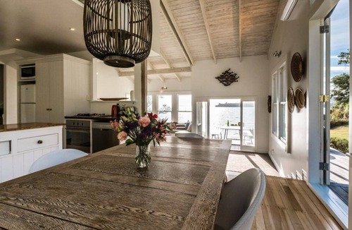 Waiheke Island Cottage | Circular Bay Cottage with private beach