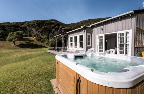 Waiheke Island Cottage | Circular Bay Cottage with private beach