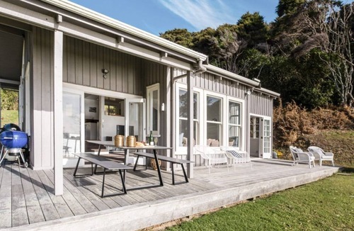 Waiheke Island Cottage | Circular Bay Cottage with private beach