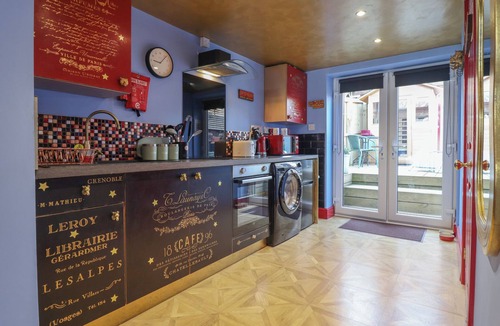 Treffynnon Cottage | Circus Circus