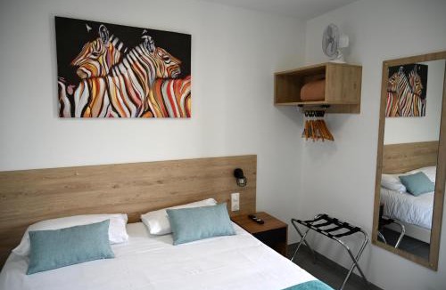 Saint-Martin-de-Fraigneau Hotel | Cit'Hotel Les Eleis