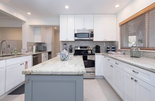 South New River Isles House | Citrus Isles - 2 Family Compound! Dock + Pool