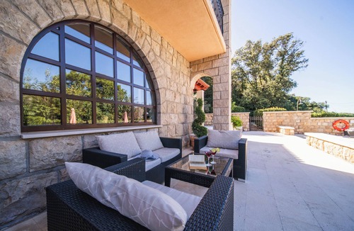 Babin Kuk Villa | City Beach Villa with Pool and Sea View