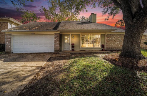 Barker House | City Center 3b2b Fenced Backyard One Story Home 77041