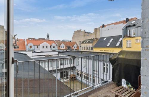 Aalborg Midtby Apartment | City center apartment with balcony and private parking