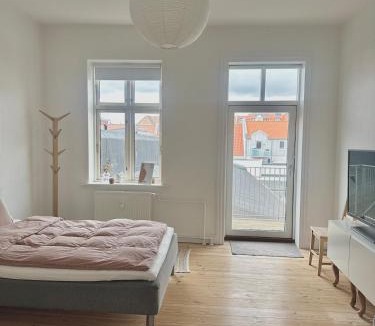 Aalborg Midtby Apartment | City center apartment with balcony and private parking