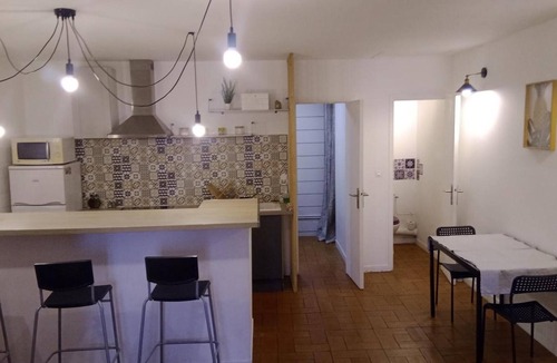 Forcalquier Apartment | City Center Forcalquier Apartment with Balcony