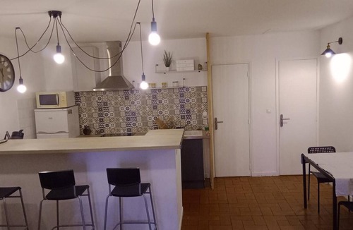 Forcalquier Apartment | City Center Forcalquier Apartment with Balcony