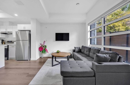 Crescent Heights House | City Center Get away