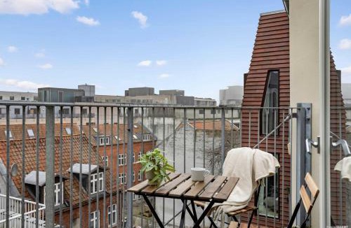 Midtbyen Apartment | City-Center Penthouse w Private Balcony