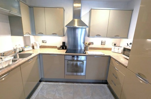 Chichester Apartment | City Centre 2 Bedroom Ground Floor Flat with Parking