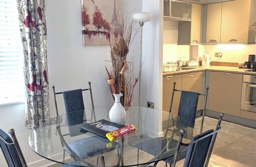 Chichester Apartment | City Centre 2 Bedroom Ground Floor Flat with Parking