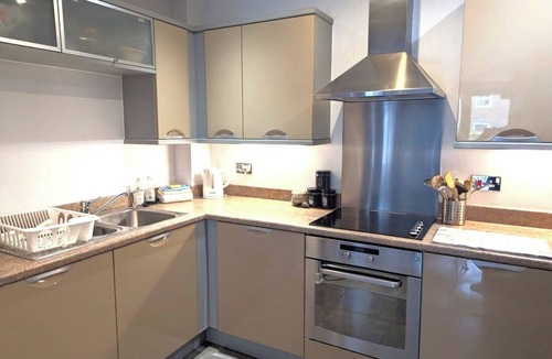 Chichester Apartment | City Centre 2 Bedroom Ground Floor Flat with Parking