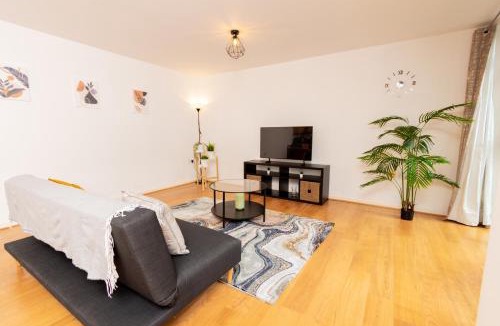 Sheffield City Centre Apartment | City Centre Getaway - Modern 1BR with Parking