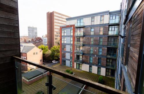 Sheffield City Centre Apartment | City Centre Getaway - Modern 1BR with Parking