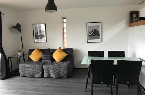 City Centre Glasgow Apartment | City Centre Riverside Apartment with private parking