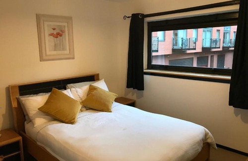 City Centre Glasgow Apartment | City Centre Riverside Apartment with private parking